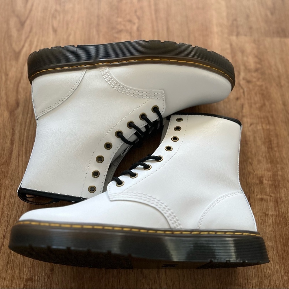 1460 SMOOTH LEATHER LACE UP DR. MARTEN BOOTS